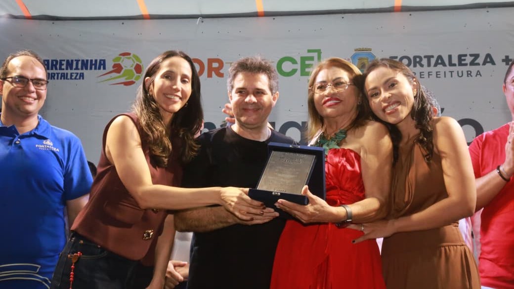 grupo de pessoas posa para a foto